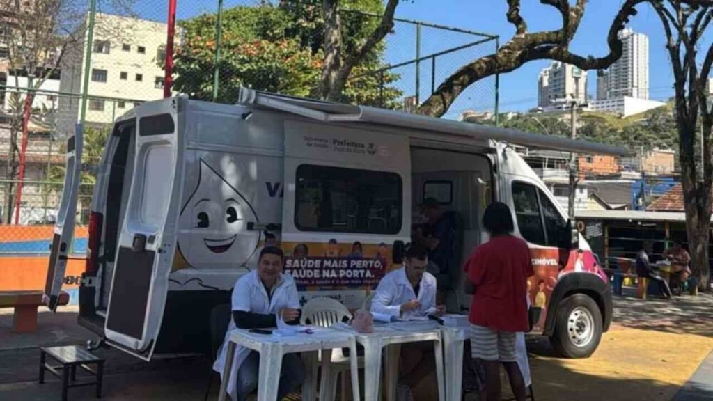 Vacimóvel aplica vacinas contra gripe e sarampo neste sábado no Parque Halfeld 9 Vacimóvel aplica vacinas contra gripe e sarampo neste sábado no Parque Halfeld A vacina contra a gripe estará disponível para toda a população acima de seis meses de idade. Já a imunização contra o sarampo segue os critérios do calendário vacinal do SUS e contempla crianças, adultos e profissionais da saúde que ainda não completaram o esquema recomendado. A tríplice viral, utilizada na proteção contra sarampo, caxumba e rubéola, é oferecida gratuitamente pelo SUS. Pessoas que não possuem comprovante vacinal ou não se lembram se receberam as doses também podem procurar atendimento para avaliação da situação vacinal. A vacinação contra hepatite A será direcionada para públicos específicos, incluindo crianças pequenas não vacinadas, gestantes, pessoas imunossuprimidas e contatos próximos de casos confirmados da doença.