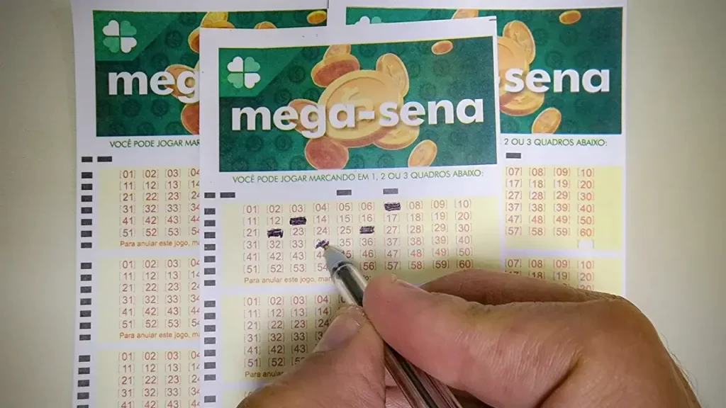 Aposta de Juiz de Fora bate na trave e fica a um número de prêmio milionário da Mega-Sena 7 Concurso especial distribuiu milhões em prêmios pelo país O sorteio também premiou milhares de apostadores na faixa da quadra. Ao todo, mais de 37 mil apostas acertaram quatro números e receberam valores menores conforme a divisão prevista pela Mega-Sena. O concurso especial marcou a comemoração dos 30 anos da loteria, considerada uma das principais modalidades de apostas do país. A expectativa em torno do prêmio milionário mobilizou apostadores em diferentes cidades brasileiras nos últimos dias. Após o sorteio deste sábado, a Mega-Sena volta a ser realizada normalmente nesta terça-feira (27). Segundo a estimativa divulgada pela Caixa, o próximo concurso deverá pagar cerca de R$ 3,5 milhões para quem acertar as seis dezenas.