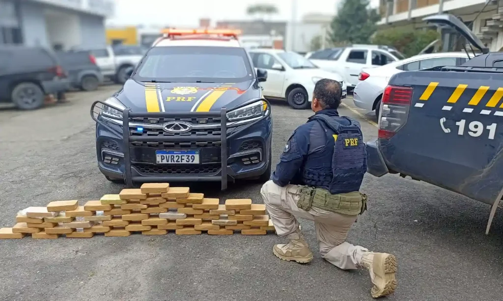 PRF e PM apreendem 50 kg de pasta base de cocaína na BR-040, em Juiz de Fora 8 pasta base apreendida juiz de fora prf