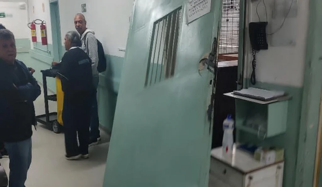 Paciente quebra porta do HPS após perder atendimento 3 porta quebrada hps