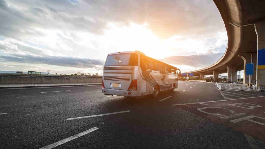 Família será indenizada após viagem de ônibus terminar com atraso e vidro estilhaçado em MG 1 Plataforma de viagens é condenada após problemas em trajeto de família entre MG e RJ