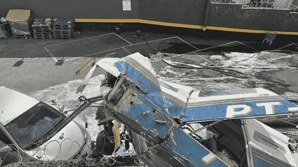 Avião cai após decolagem e atinge prédio residencial em Belo Horizonte