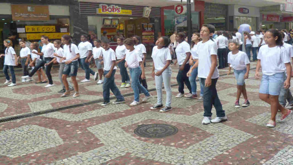 Projeto leva apresentações de dança de estudantes ao Centro de Juiz de Fora