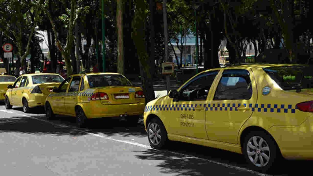 Projeto prevê instalação de coberturas em pontos de táxi de Juiz de Fora