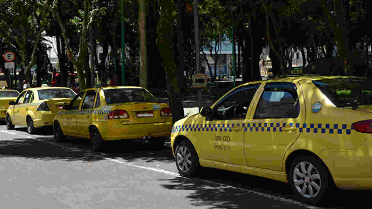 Projeto prevê instalação de coberturas em pontos de táxi de Juiz de Fora