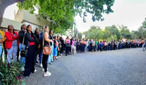 Trabalhadores da AMAC fazem passeata, mantêm paralisação e cobram ações da PJF