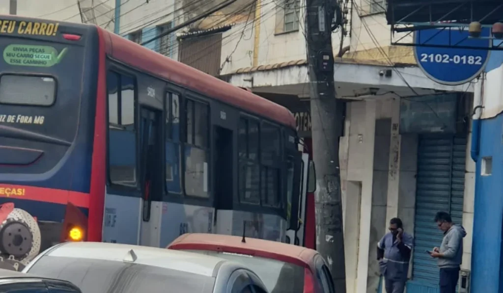 ônibus quebrado no vitorino braga, em juiz de fora