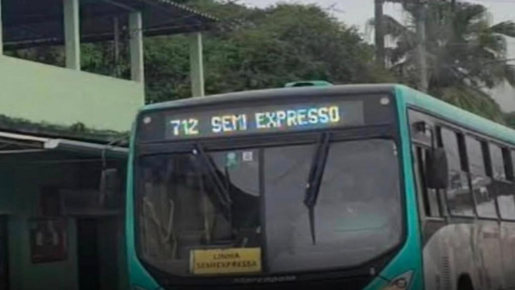 Motorista de ônibus fica ferido após passageiro lançar pedra contra coletivo em Juiz de Fora