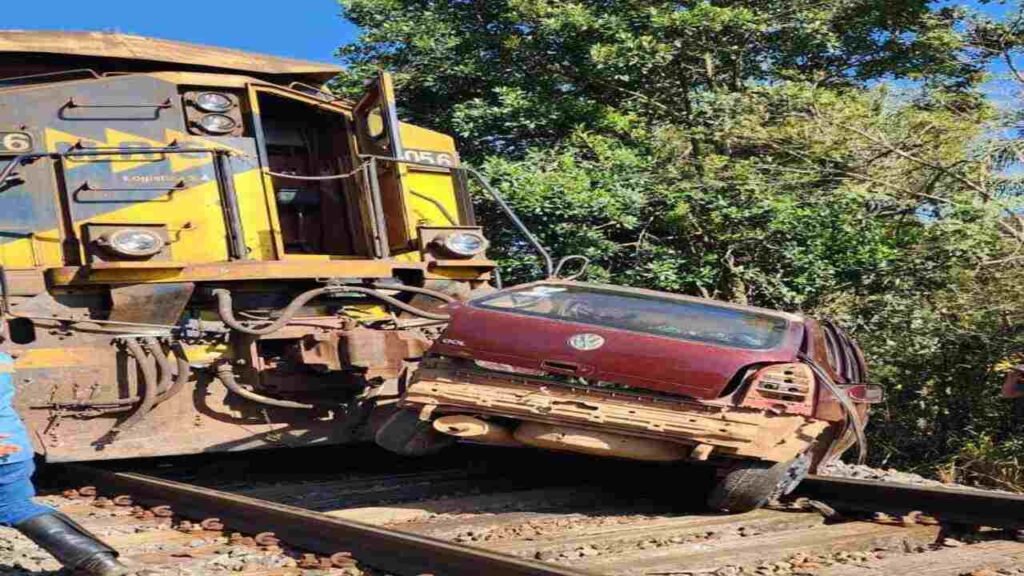 Homem morre após carro ser atingido por trem em Alfredo Vasconcelos