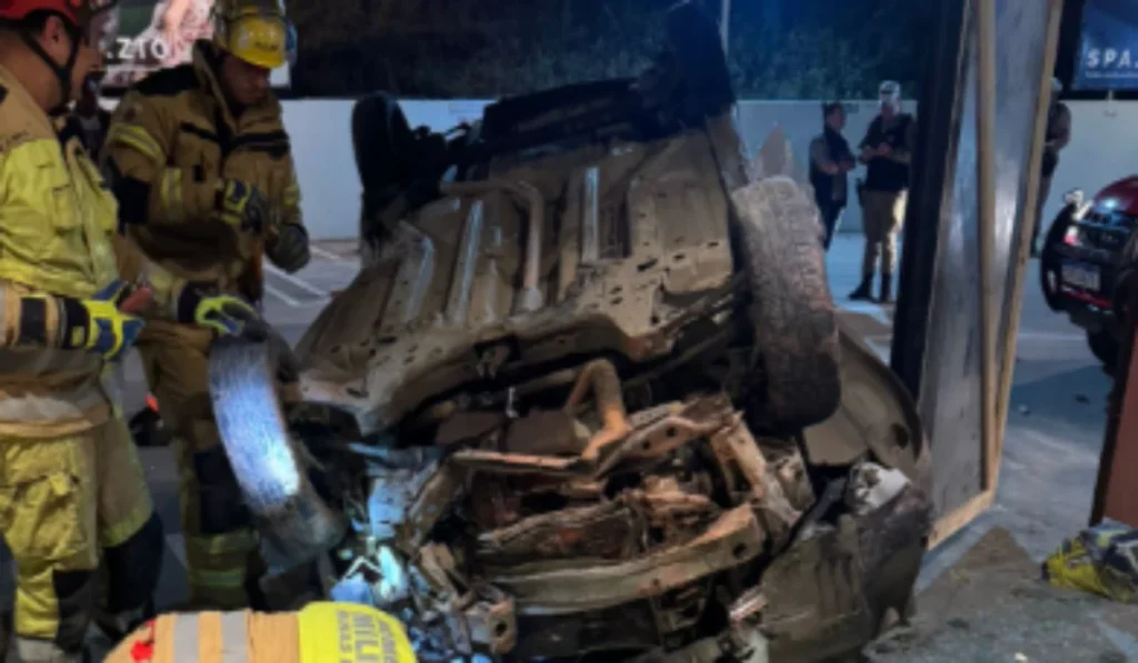 Motorista cai de ribanceira dentro do Spazio, em Juiz de Fora 1 acidente no spazio, em juiz de fora