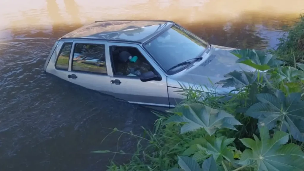 carro cai no rio paraibuna juiz de fora