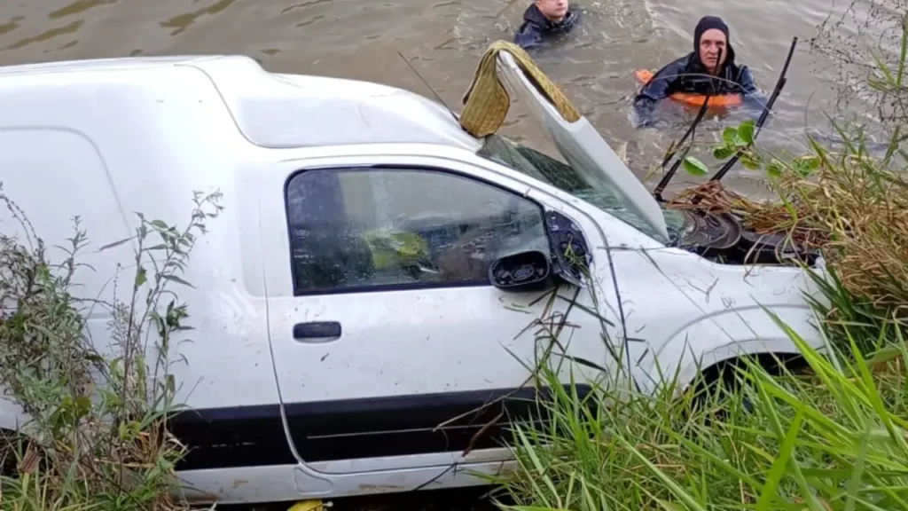 carro caiu acude mar de espanha