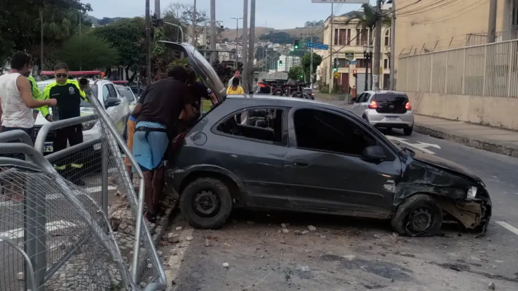 Motorista perde controle e capota carro no centro de Juiz de Fora 7 carro capota juiz de fora