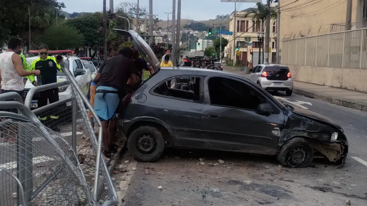carro capota juiz de fora