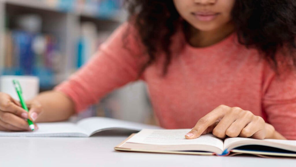 Minas amplia apoio a vítimas de violência com foco em estudo e renda 4 Minas amplia política de proteção e incentiva acesso de vítimas de violência à universidade