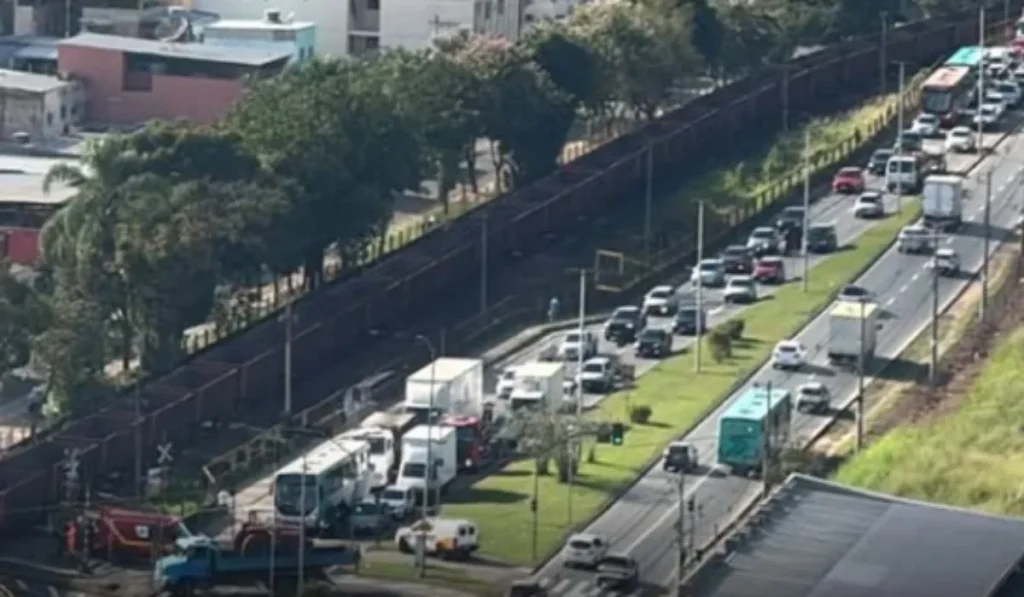 idosa desequilibra em passagem de nível em Juiz de Fora