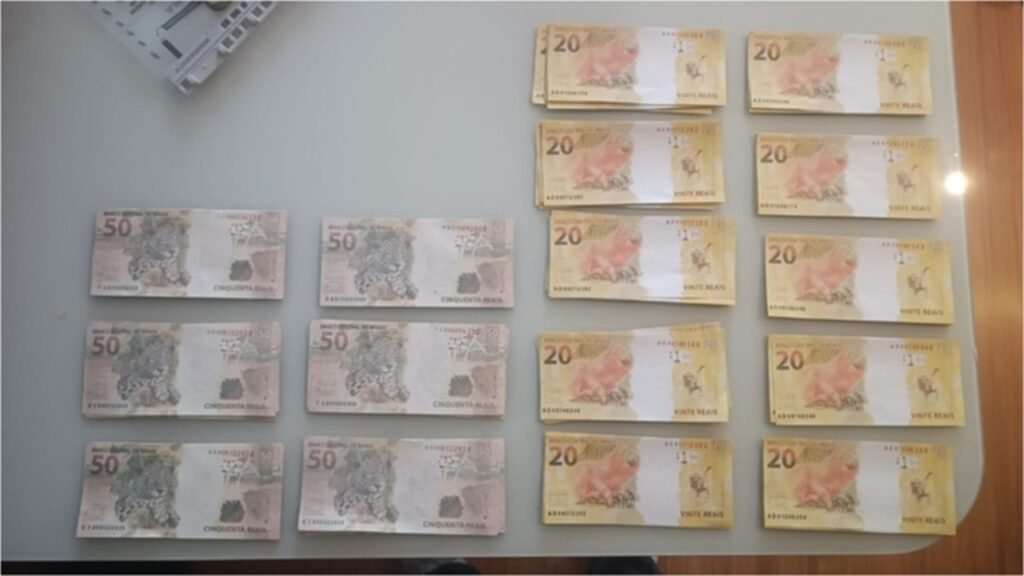 Homem é preso com R$ 10 mil em notas falsas durante operação da PF em Juiz de Fora 7 Homem é preso com R$ 10 mil em cédulas falsas durante operação da PF em Juiz de Fora