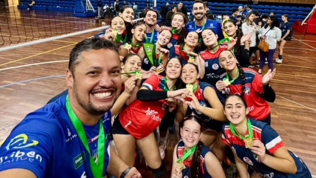 JF Vôlei define Fabrício Amaral como técnico da equipe feminina para a Superliga C 6 JF Vôlei define Fabrício Amaral como técnico da equipe feminina para a Superliga C