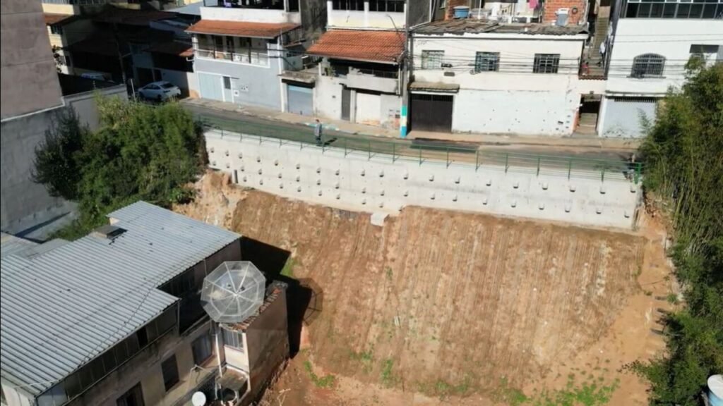 Rua Francisco Altomar é reaberta após conclusão de obra de contenção em Juiz de Fora