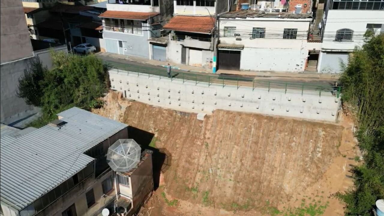 Rua Francisco Altomar é reaberta após conclusão de obra de contenção em Juiz de Fora