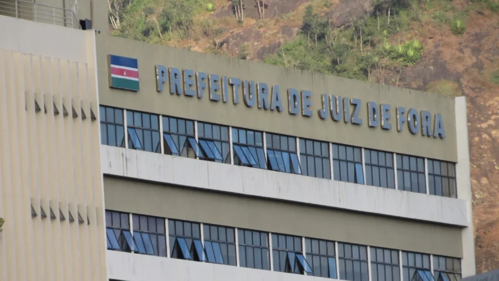 Mães voltam a reclamar de atraso no pagamento do Auxílio-Natalidade em Juiz de Fora