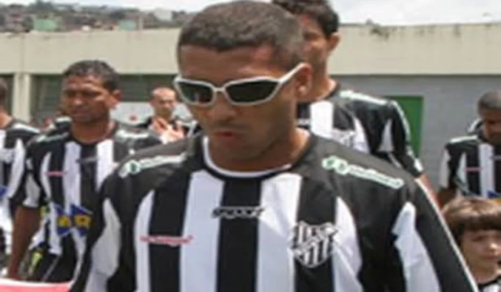 Romário quase vestiu a camisa do Tupi e movimentou o futebol de Juiz de Fora em 2006 6 Romário com a camisa do Tupi