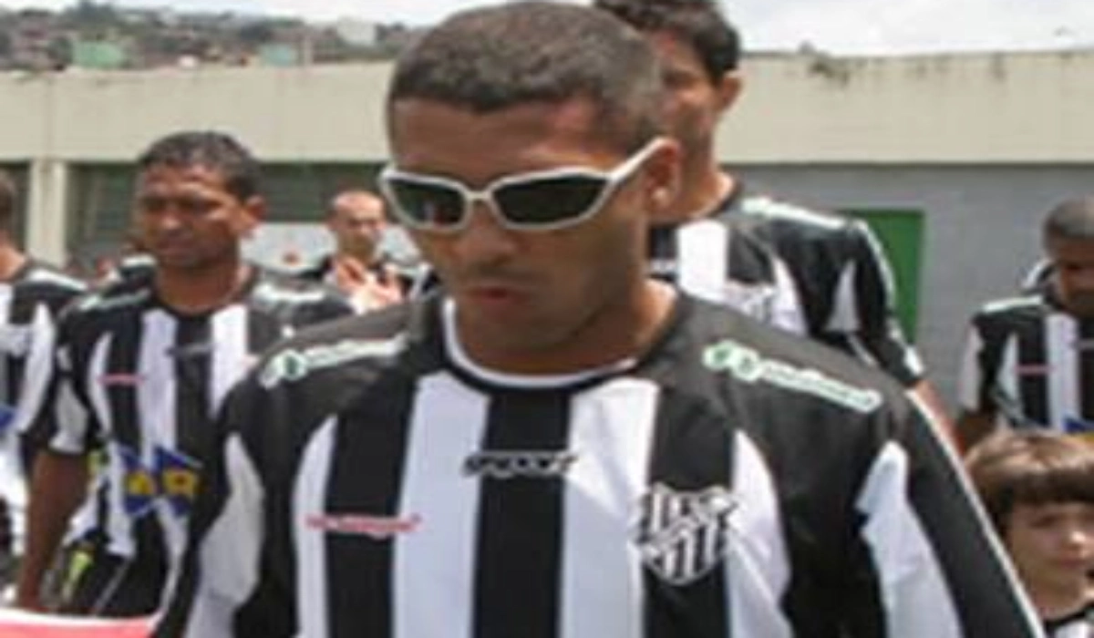 Romário com a camisa do Tupi