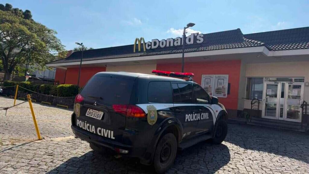 Criminosos invadem McDonald's em Juiz de Fora, rendem gerente e fogem com dinheiro 2 Criminosos invadem McDonald's em Juiz de Fora, rendem gerente e fogem com dinheiro