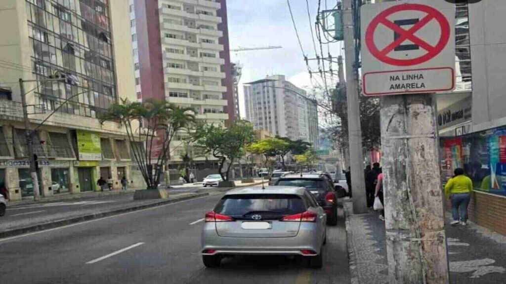 Estacionamento irregular compromete trânsito na Avenida Itamar Franco em Juiz de Fora
