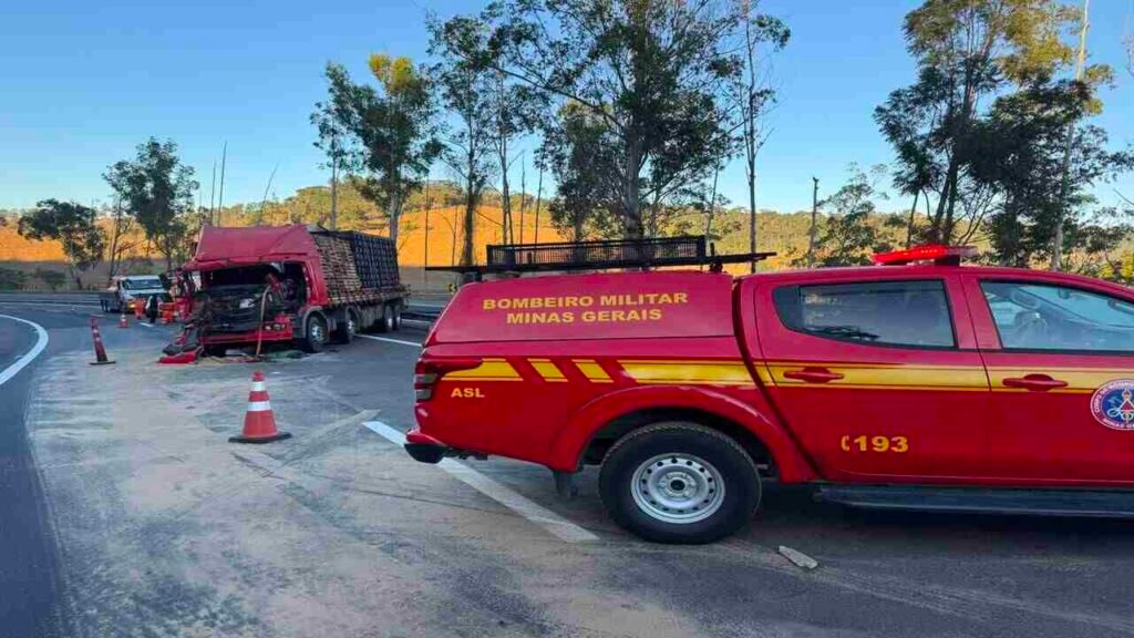 Colisão entre caminhões deixa dois motoristas feridos na BR-040, em Simão Pereira
