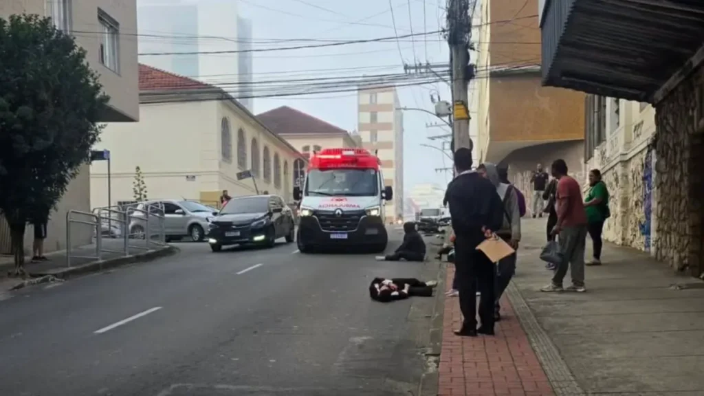 Moto de aplicativo se envolve em acidente no Centro de Juiz de Fora; motorista foge sem prestar socorro 9 acidente moto Juiz de Fora.