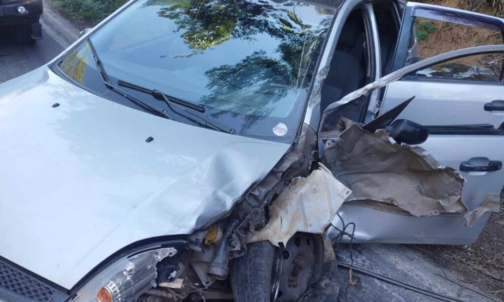 Acidente entre caminhão e carro deixa três feridos na MG-133 8 colisao acidente mg-133