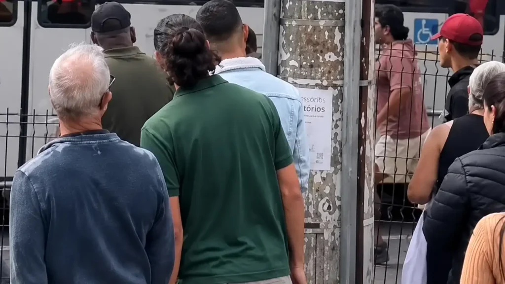 Homem é preso após roubar celular no Centro de Juiz de Fora; populares ajudaram a contê-lo 9 populares juiz de fora