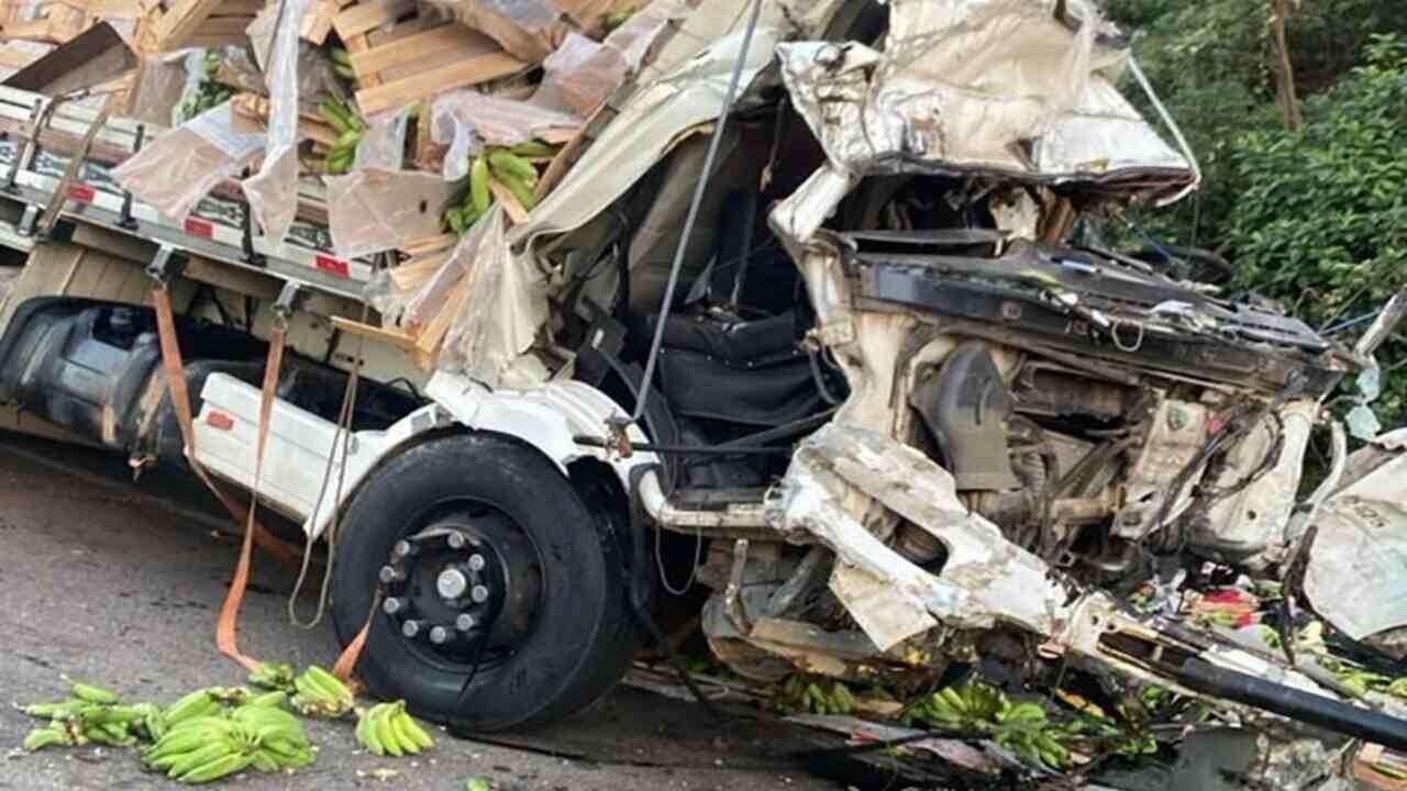 Batida entre ônibus e caminhão mata dois motoristas e deixa cinco feridos em Muriaé
