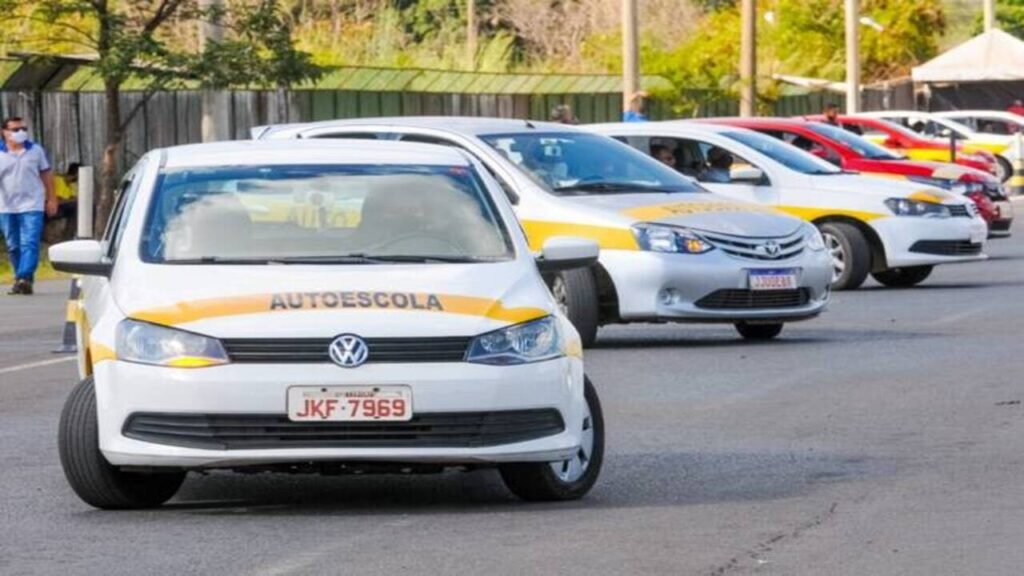 Aprovação em autoescolas de Juiz de Fora varia entre categorias no primeiro semestre de 2026