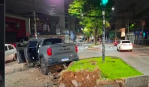 Acidente destrói canteiro da Avenida Presidente Itamar Franco, em Juiz de Fora
