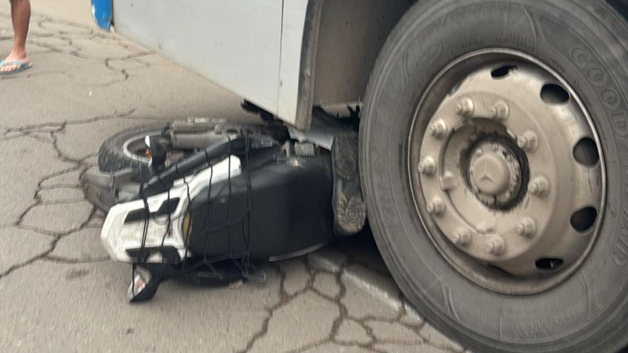 Motociclista fica ferido após colisão com ônibus no bairro Linhares, em Juiz de Fora