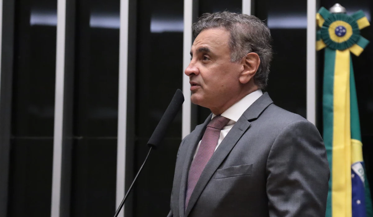Aécio Neves confirma disputa ao Senado por Minas Gerais