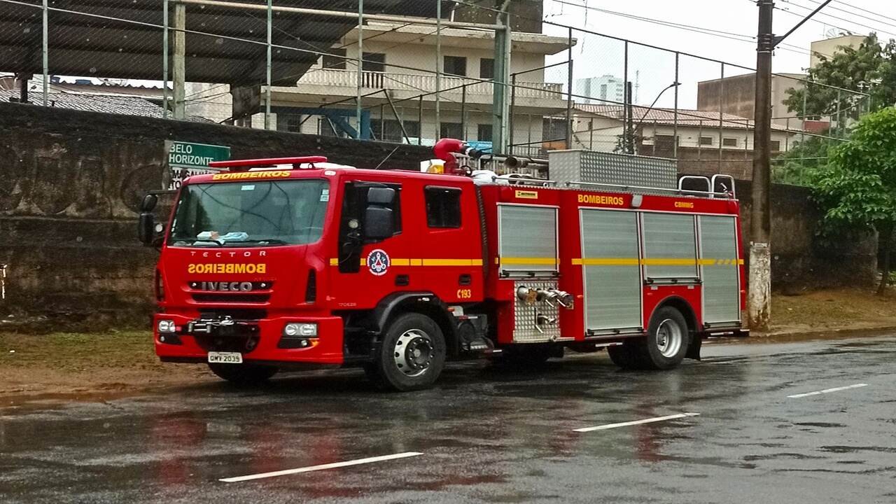 Incêndio em área de mata mobiliza Bombeiros e ameaça região próxima à Mata do Krambeck em Juiz de Fora