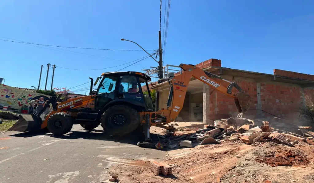 Prefeitura começa a demolir imóveis atingidos pelas chuvas no São Bernardo nesta sexta-feira 5 PJF começa a demolir casas no bairro são bernardo