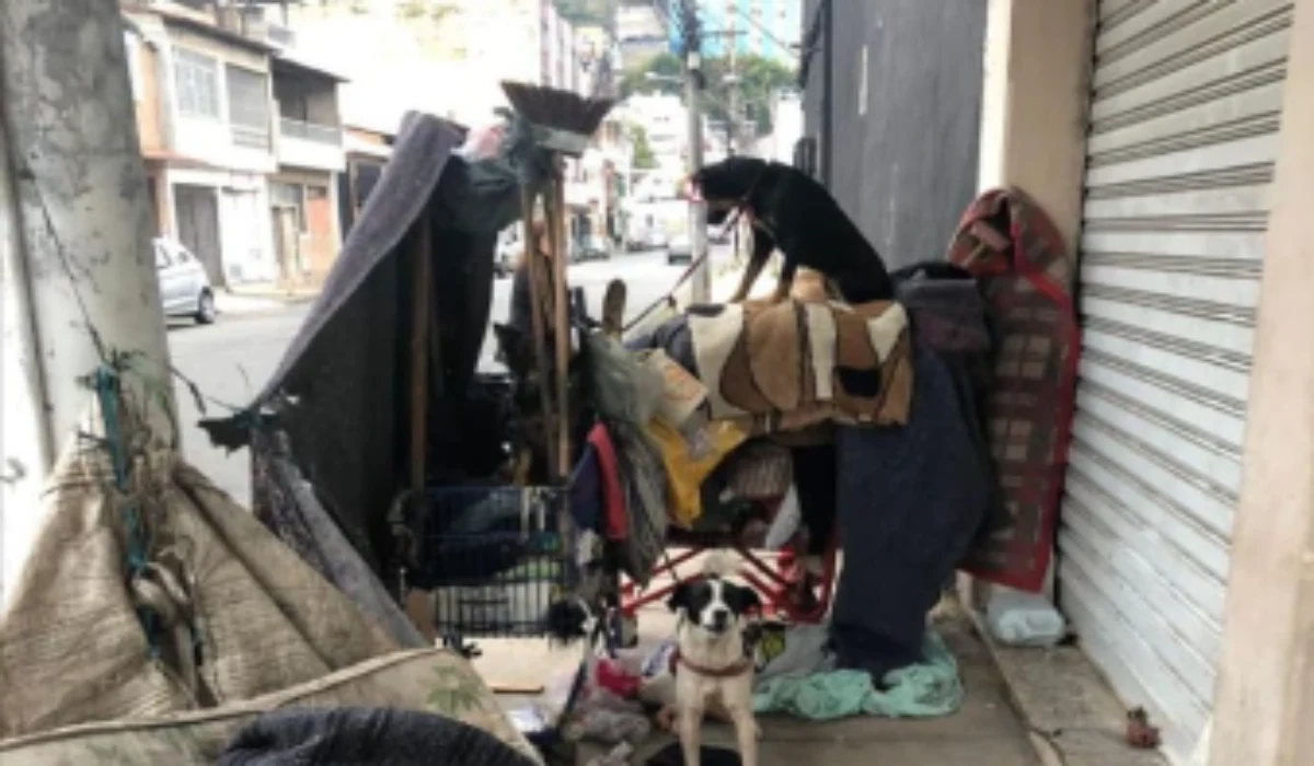 Pessoas em situação de rua na Avenida Sete de Setembro em Juiz de Fora