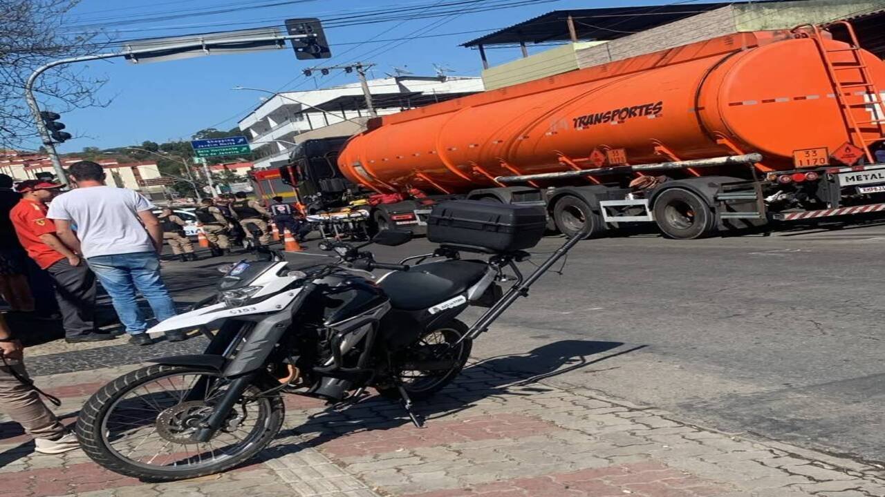 Pedestre fica gravemente ferido após ser atropelado por caminhão na Rua Paracatu; trânsito é desviado em Juiz de Fora