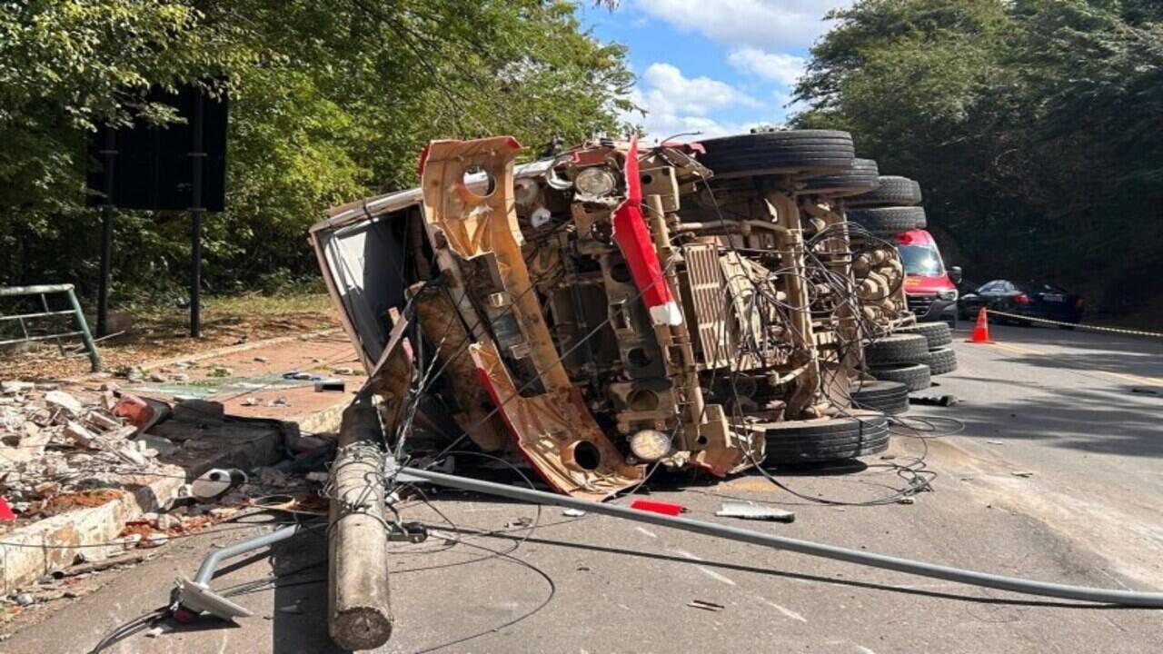 Colisão entre dois caminhões e carro deixa dois feridos na BR-356 em Muriaé