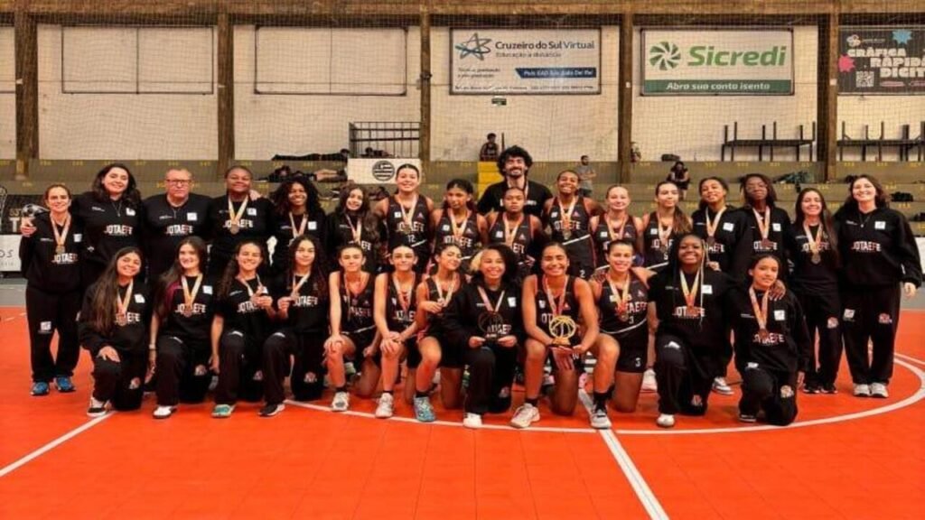 Jotaefe Basquete sobe ao pódio nas três categorias e conquista dois títulos no Regional da Zona da Mata