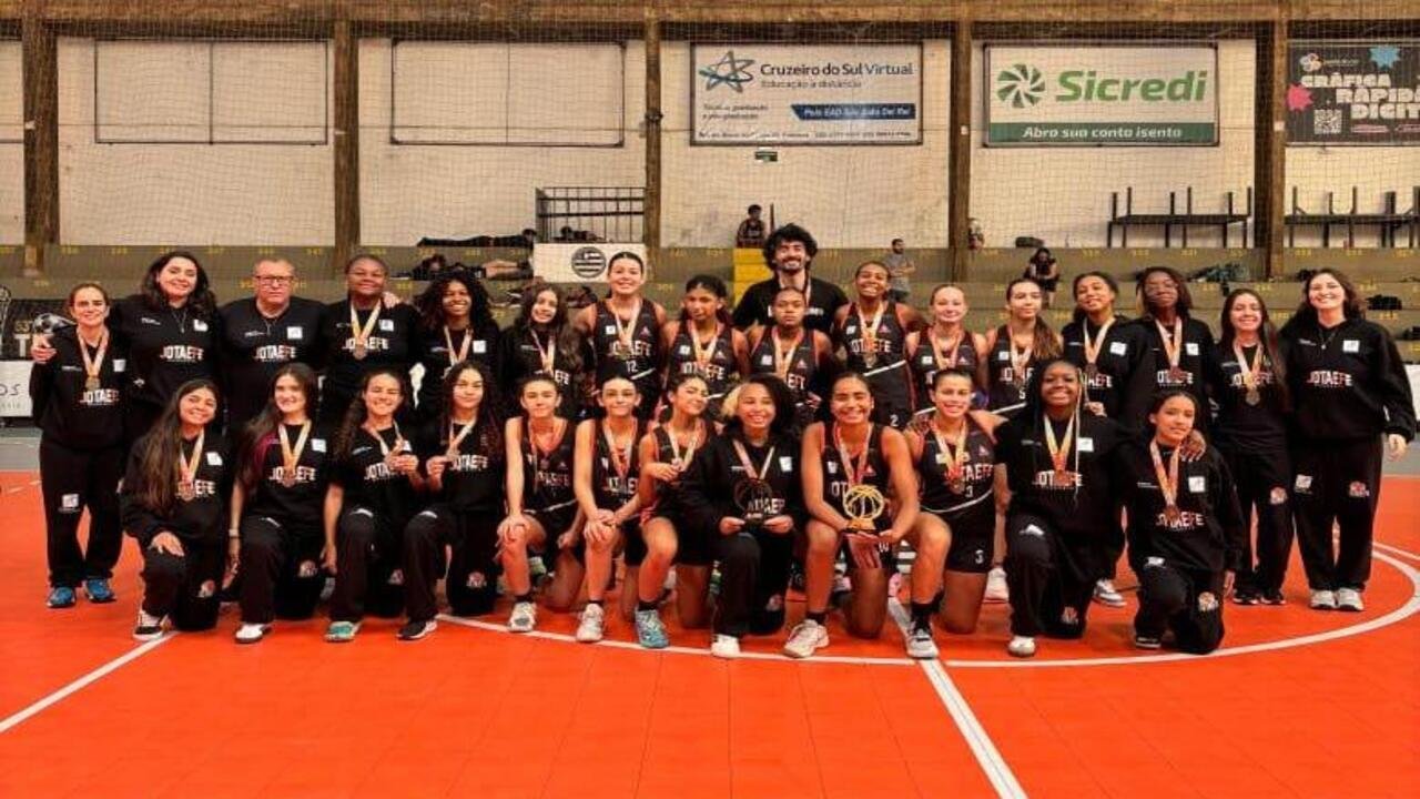 Jotaefe Basquete sobe ao pódio nas três categorias e conquista dois títulos no Regional da Zona da Mata