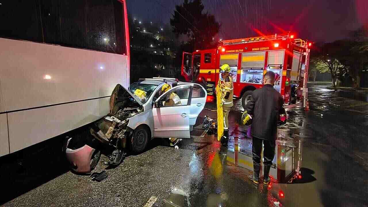 Acidente entre carro e ônibus deixa três pessoas feridas em Juiz de Fora