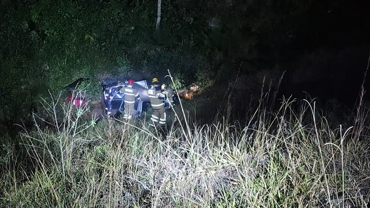 carro cai em ribanceira juiz de fora