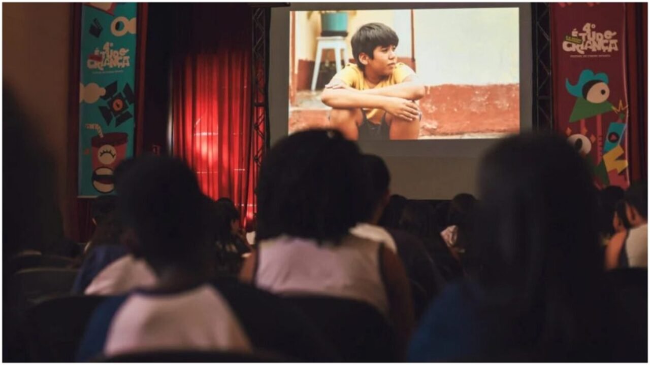 Festival de cinema ao ar livre leva filmes brasileiros gratuitos para três cidades da Zona da Mata