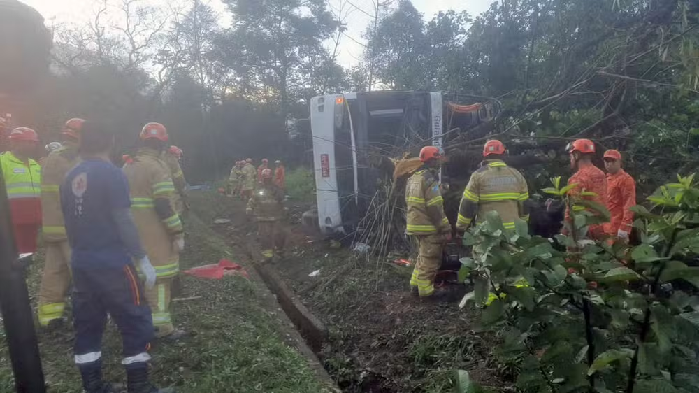 Ônibus que saiu de BH tomba na Serra de Petrópolis e deixa 9 mortos 1 image 13