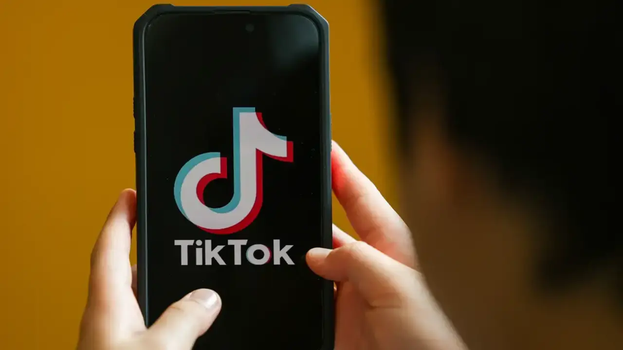 TikTok é multado em R$ 153,7 milhões por falhas na proteção de menores